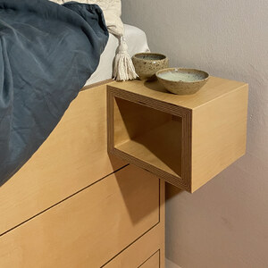 Bett in Birke_Nachttisch